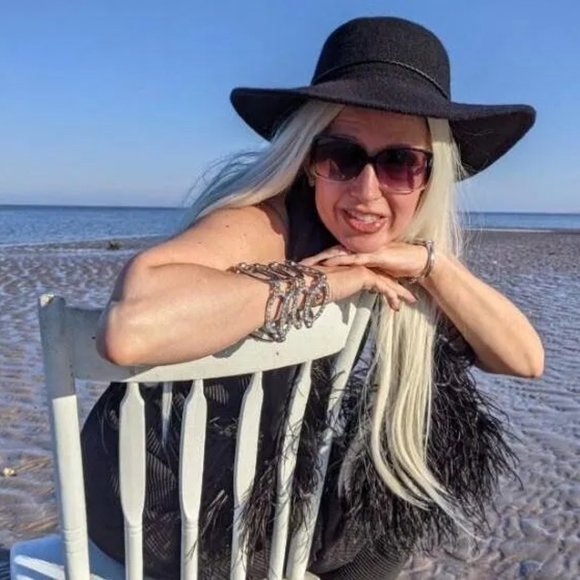 Meet your Posher, Lisa - Picture 1 of 1